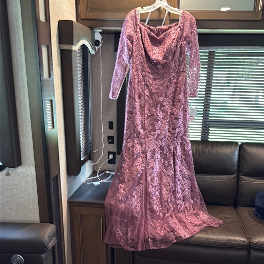 Elegant Lace Evening Gown in Mauve